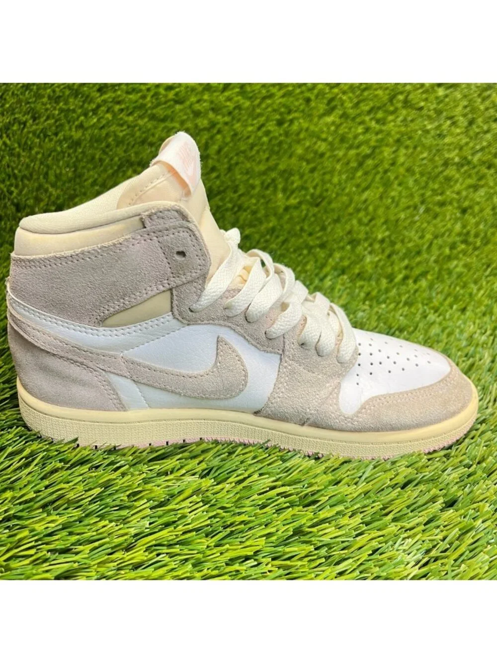 Nike Air Jordan 1 Retro High OG Girls Size 2.5Y White Athletic Shoes Sneakers